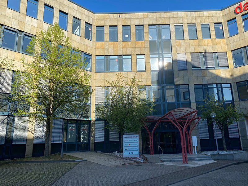 Sitz des Auktionshauses Weiser in Langen in einem großem Bürogebäude - Außenansicht mit Eingang