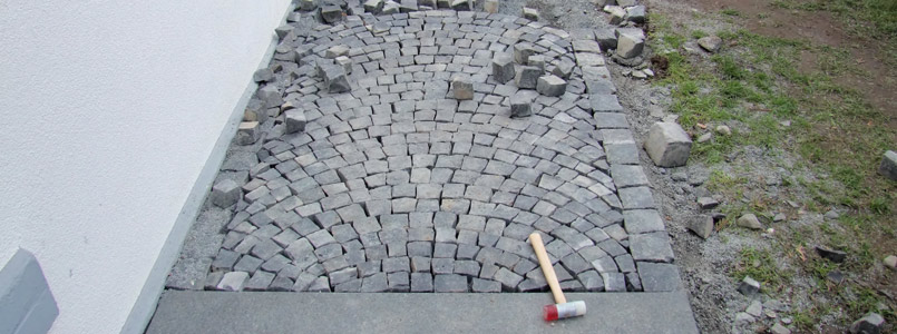 Nach der Hausabdichtung wird rund ums Haus neu angelegt durch die Fachleute von MDS Bautenschutz