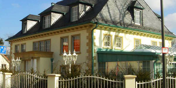 Auch bei Villen in Frankfurt ist eine nergetische Fassadendämmung möglich