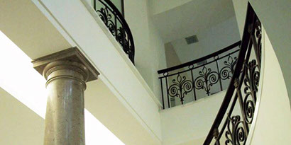 Treppenhaus frisch gestrichen in Frankfurter Villa