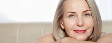 Ältere Dame nach einer Hyaluron Behandlung in Frankfurt