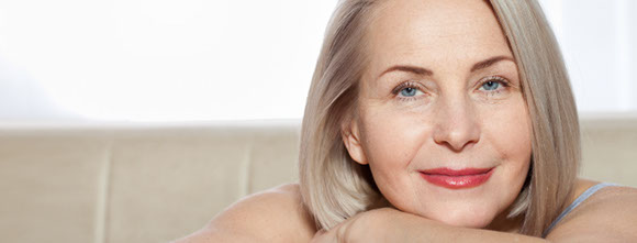 Ältere Dame nach einer Hyaluron Behandlung in Frankfurt