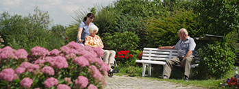 regelmäßiges Spazierengehen bei der Altenpflege in Frankfurt