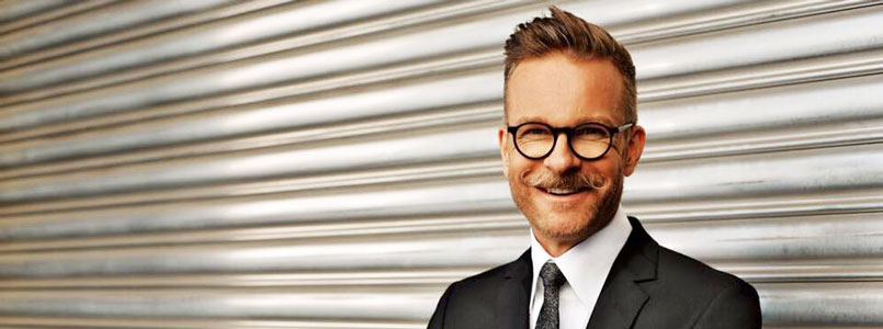 Frauen machen sich Sorgen um kaputte Haare, Karsten Schloberg in Frankfurt hilft