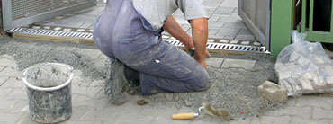 Fachleute von MDS Bautenschutz Steinbach bei Frankfurt am Main beim anlegen einer neuen Toreinfahrt