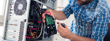 Desktop Computer Laufwerk wird ausgetauscht bei Eickmann Computer & Bürotechnik in Frankfurt, Spezialisten für das PC und Notebook Reparieren