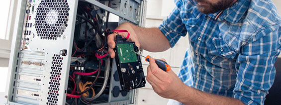 Desktop Computer Laufwerk wird ausgetauscht bei Eickmann Computer & Bürotechnik in Frankfurt, Spezialisten für das PC und Notebook Reparieren