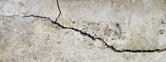 Betoninstandsetzung Riss in Mauer