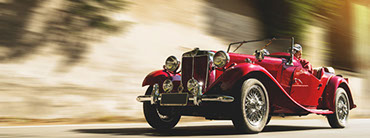 ein neu lackierter Oldtimer nach dem Sandstrahlen