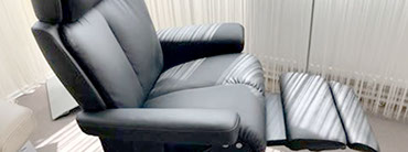 Geschäftsführer Peter Heinemann Geschäftsführer bei Wesner Wohnkomfort in Kriftel bei Frankfurt erklärt die Vorteile von Stressless Sesseln&nbsp; 