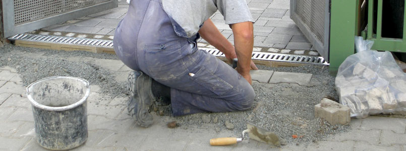 Fachleute von MDS Bautenschutz Liederbach bei Frankfurt am Main beim anlegen einer neuen Toreinfahrt