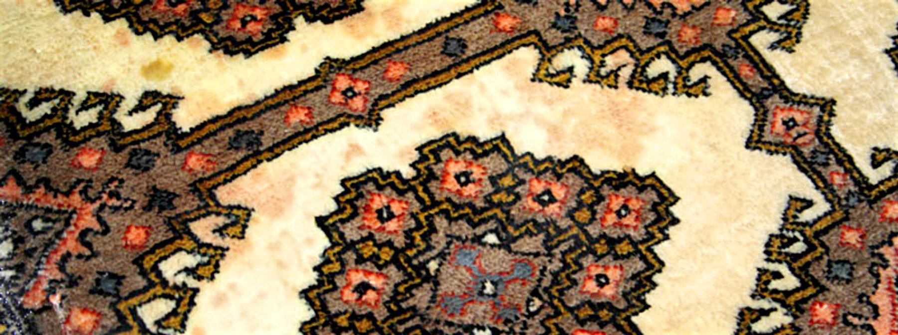 Flecken im Orientteppich können bei der professionellen Teppichreinigung entfernt werden