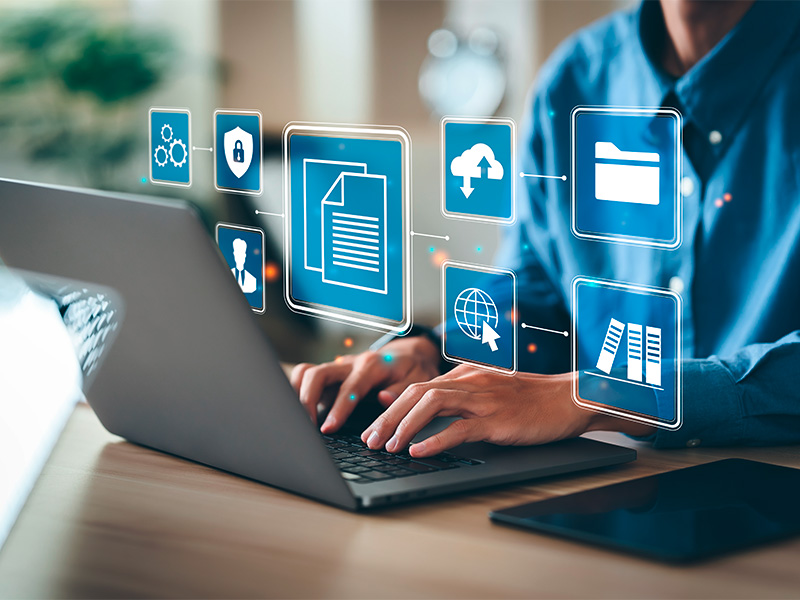 Bürokraft nutzt Computer zur digitalen Dokumentenverwaltung und greift auf Online-Datenbank sowie Dateiarchivsystem zu im Büro